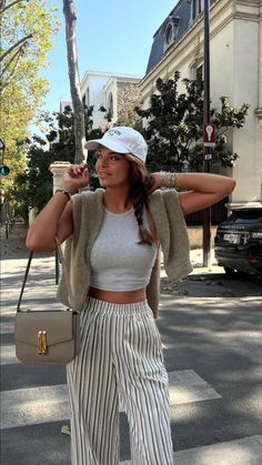 Get inspired with 35+ Fall Outfits You Can’t Get Around on Pinterest This Year! From cute fall outfits to ținută casual looks, these styles are a must-try. Explore overalls outfit ideas and embrace the aesthetic overalls outfit trend. Whether you’re at a pumpkin stand or channeling the VSCO girl aesthetic, these outfits will keep you stylish all season. Find outfit inspo cute enough for any occasion, and don't forget to check out cute pose ideas to capture the perfect shot! Cute Bummy Outfits, Zoo Outfit, Plus Size Ripped Jeans, Chica Chola, Dinner Outfit Casual, Chicana Style, Latina Outfits, Stile Hijab, Fall Trends Outfits