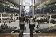 there are two statues in the middle of an atrium