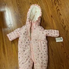 Nwt Jessica Simpson 3-6 Month Pink And Gold Snowsuit. Never Worn! Shearling Lined Hood. Cute Pink Winter Onesie, Pink Winter Onesie For Playtime, Winter Pink Onesie For Playtime, Winter Playtime Pink Onesie, Fitted Winter Onesie For Playtime, Pink Fitted Onesie For Winter, Jessica Simpson Kids, Toddler Snowsuit, Pink Puffer Coat