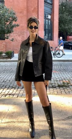 #music #festival #outfits SAV&FL see more post collection in my bio, Thank You Edgy All Black Work Outfits, First Date Outfit Jeans, Chill Night Out Outfit, Minimal Edgy Style, Outfit Jupe, Traje Cowgirl, Minimalistic Chic, Fall Outfit With Boots, College Night