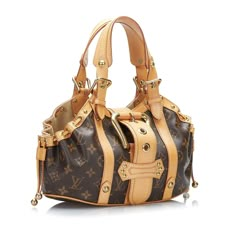 This Louis Vuitton Theda PM was made from Monogram Canvas. The Bag features brown vachetta leather trim, handles and straps, gold stud and buckle details, side drawstrings, a flat strap over the top opening with a gold buckle closure, and an interior compartment. The Bag is in the arm or in the hand. Cercei Din Lut Polimeric, Pm Monogram, Pretty Bags, Gold Stud, Vuitton Bag, Cute Bags, Gold Studs, Luxury Items