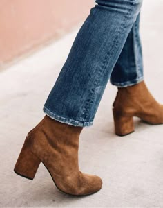 Velvet Ankle Boots Outfit, Tan Suede Boots Outfit Ankle Booties, Tan Suede Boots Outfit, Suede Ankle Boots Outfit, Boots Outfit For Women, Suede Boots Outfit, Best Barefoot Shoes, Womens Biker Boots, Tan Suede Boots