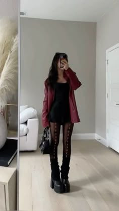 Alter Ego Outfits, Goth Everyday Outfit, Edgy Christmas Outfit, Girl Clothes Aesthetic, Downtown Girl Clothes, Vimal Chandran, Concert Outfit Rock, Wwe Outfits, Grunge Fits