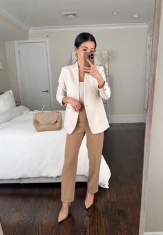 Cream Blazer Outfits For Women, Cream Blazer Outfit, Networking Event Outfit, Outfit Formal Mujer, White Blazer Outfits, Event Outfit Ideas, Outfit Elegantes, Classy Business Outfits, Business Professional Outfits