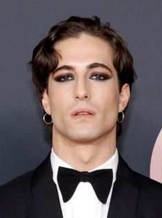 Makeup Guys Aesthetic, Simple Mens Makeup, Smokey Eye Makeup Men, Mens Smokey Eye, Men Makeup Looks Natural, Glam Rock Makeup Men, 80s Punk Makeup Men, Gothic Men Makeup, Mens Eyeshadow