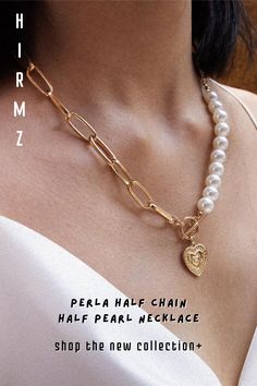 This simple Perla Cayos necklace is truly unique and elegant with half pearl bead half clip chain choker pearl necklace design. #hippienecklace #boholayerednecklace #pearllayerednecklace #layeredpearlchokernecklace #longlayerednecklace #pearlchokernecklace Half Pearl Necklace, Choker Pearl Necklace, Choker Pearl, Rainbow Pearl