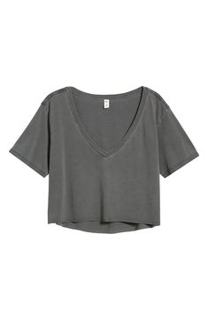 Enjoy the relaxed fit of this casual-cool T-shirt cut from garment-washed cotton with a low V-neck. 18 1/2" length (size Medium) Deep V-neck Elbow-length sleeves 100% cotton Machine wash, tumble dry Imported Not available for sale and shipment to Germany Cropped Flowy Top, Graphic Tops For Women, Things To Buy Clothes, Dream Clothes Outfits, Clothes For Christmas List, Clothes To Ask For Christmas, Amazon Essentials Clothing, Cute Shirts For School, Warm Weather School Outfits