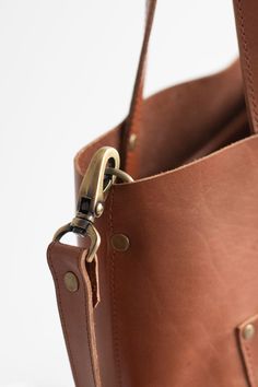 Smooth leather unlined tote with two interior pockets, one open, one zippered. It comes with fixed handles and an adjustable and removable leather strap. Leather Dye, Leather Bags Handmade, Handcrafted Leather, Vegetable Tanned Leather, Handmade Bags, Leather Tote Bag, Leather Accessories, Full Grain Leather, Leather Handle