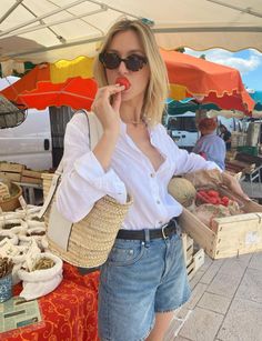 Summer Paris Outfits, Farmers Market Fashion, Farmers Market Outfit, French Capsule Wardrobe, French Market Basket, Parisian Chic Style, Outfit Zara, French Outfit, Paris Chic