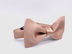 ROSE GOLD BOW TIE. TRUE ROSE GOLD COLOR. ITALIAN SATIN.I hand-stitched this bow tie from the gorgeous Italian satin, softest texture ever, rose gold with a bit glossy face.Would be perfect for the Rose Gold WEDDING scheme, special event or an everyday wear.Can be made self-tie, or pre-tied.Accommodates neck sizes up to 18.5", adjustable strap. Add Matching POCKET SQUARE from here:https://etsy.me/3gdm0VsThanks for your interest in my pieces!Have a wonderful day!-Julia Wedding Ties With Satin Finish, Pink Fitted Bow For Formal Occasions, Satin Finish Bow Tie For Weddings, Satin Wedding Bow Tie With Satin Finish, Satin Bow Tie Back Wedding Ties, Fitted Gold Bow Tie For Wedding, Gold Bow Ties For Wedding, Gold Wedding Bow Ties, Rose Gold Bow Tie