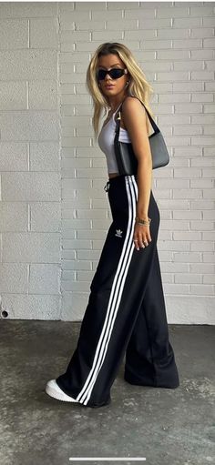 Adidas Oversized Pants, Track Suit Pants Outfits, Feminine Sporty Outfits, Adidas Pants Outfit Fashion, Track Pants Outfits, Track Pants Outfit Women, Walk Outfits, Style Adidas Pants, Adidas Track Pants Outfit