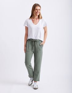 DESCRIPTION Ultra comfortable and oh-so-stylish, you'll love the Raw Edge Lounge Pant from White & Co. Crafted from super soft un-brushed French Terry, these lounge pants are an everyday must-have! These stylish pants feature an elastic waistband, relaxed straight-leg silhouette, front patch pockets and back jet pockets. Considered details like the matching drawcord, top stitch detail colour pop bar tack and raw finished hem elevate these weekend essentials. Still browsing? Discover our full range of women's clothing or explore our collection of women's pants. FEATURES & FIT Elastic waistband Matching drawcord with orange bar tack Straight leg silhouette Ankle length Front patch pockets with top stitch detail Back welt jet pockets Designed in Australia True to size Fit: Model (blonde) is 1 Casual Linen Lounging Bottoms, Casual Linen Lounging Pants, Linen Relaxed Fit Sweatpants For Loungewear, Relaxed Fit Bottoms For Casual Gatherings, Casual Tapered Leg Loungewear Bottoms, Casual Linen Sweatpants, Comfortable Linen Bottoms For Lounging, Casual Tapered Leg Lounging Bottoms, Comfortable Linen Lounging Bottoms