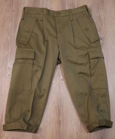 Military pants. Composed of a zipper and a button closure. Two side pockets with flap and buttons. Two velcro pockets at the back. Size: 41cm Length: 75cm Length between legs: 49 cm Weight: 620 grams. Fitted Straight Pants With Flap Pockets, Military Style Trousers With Side Pockets, Military Trousers With Side Pockets, Khaki Workwear Pants With Flap Pockets, Khaki Pants With Flap Pockets For Workwear, Military Style Full Length Bottoms With Side Pockets, Fitted Trousers With Flap Pockets, Military Trousers With Pockets, Khaki Work Bottoms With Flap Pockets