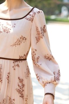 Simple Dress Inspiration, Elegant Modest Summer Outfits, Sleeve Design For Frock, Simple Modest Dresses Casual, Spring Dress Ideas, Slavic Embroidery, Gaun Koktail, Modern Skirt, Beauty Haul