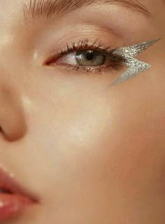 Minimal Eye Makeup, Silver Eye Makeup, Mekap Mata, Amazing Eyes, Eye Makeup Looks, Make Up Inspiration, Glitter Eye Makeup