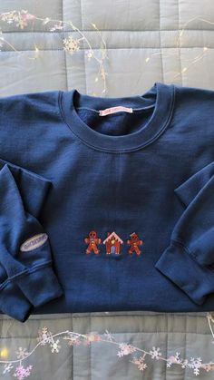 Winter Embroidery Sweatshirt, Christmas Sweatshirts Embroidery, Christmas Embroidery Sweatshirts, Embroidery On Sweaters, Christmas Sweaters Aesthetic, Christmas Sweater Embroidery, Sweater Embroidery Ideas, Christmas Sweatshirt Ideas, Embroidered Sweaters