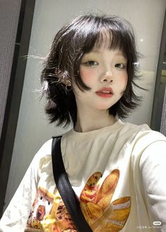 This haircut is wolfcut with bangs right??? Also the girl is so pretty Short Hair Drawing, Hair Drawing, Cut My Hair, Grunge Hair