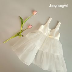 It is underskirt worn in a hanbok. I made it by hand. Material : poly color : white Elegant Fitted White Hanbok, Elegant Hanbok For Spring Wedding, Elegant Wedding Hanbok For Spring, Elegant White Hanbok For Spring, Elegant White Tulle Skirt, White Princess Style Organza Dress, White Organza Skirt For Wedding, White Tulle Skirt Dress For First Communion, White Tulle Dress For First Communion