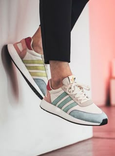 Adidas Walking Shoes Women, Adidas Sneakers Women Outfit, Adidas Originals Outfit, Trendy Womens Sneakers, Nike Casual, Look Adidas, Adidas Sneakers Women, Adidas Shoes Women, Adidas Sneaker