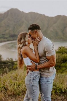 couple poses for engagement photos in jeans in Hawaii overlooking the ocean and mountains Aesthetic Couple Pictures, Pictures Couples, Beach Photo Session, Engagement Picture Outfits, Couple Engagement Pictures, Romantic Engagement Photos