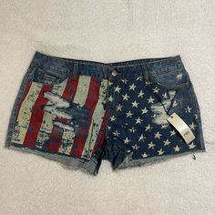 Brand New With Tags! American Flag Shorts Size 32 (14). Super Cute! Thrift Ideas, Spirit Days, American Flag Clothes, Diy Clothes Accessories, American Flag Shorts, Clothes Board, Abs Women, Flag Outfit, Cuffed Denim Shorts