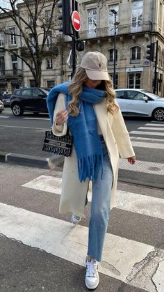 Nyc Casual Outfit Winter, Tennis Shoe Outfits Winter, New York Early Spring Outfit, Ireland Women Fashion, Nyc Winter Going Out Outfits, London Outfit Ideas Spring 2023, Glamorous Fall Outfits, Europe In December Outfits, Study Abroad Outfits Europe Winter