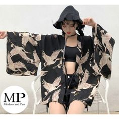 Kimono moderne japonais noir - grue blanche du japon - ouvert - haori japanese street fashion  Modern and Past est heureux de vous présenter ses Kimonos "unisexe" modernes japonais !  Dans le style de la street fashion au Japon à la mode de Tokyo !  Ce Kimono représente un oiseau magique la grue blanche du japon qui symbolise le calme, la pureté et la loyauté. La tradition veut également que les grues peuvent vivre plusieurs milliers d'années.  Nos kimonos sont fabriqués dans un polyester de hau Cyberpunk Kitsune, Yukata Female, Diy Old Clothes, Female Kimono, Genshin Modern, Fox Demon, Printed Kimono Jacket, Gilet Kimono, Clothes Painting