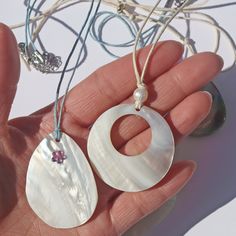 Seashell kailani Circle Mother-of-pearl Necklace - Etsy Seashell Locket, Maximalist Jewelry, Chunky Silver Jewellery, Diy Pearl Necklace, Mother Of Pearl Jewelry, Heart Locket Necklace, Mother Of Pearl Necklace, Charm Necklaces, Heart Locket