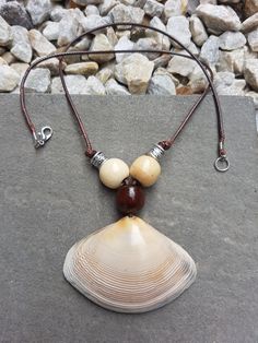 A stunning shell necklace suitable for any occasion. Handcrafted from lightweight materials, it features a faux leather cord secured with a lobster lock, and its length is adjustable for personalised wear. Seashell Jewelry Diy, Light Weight Necklace, Sea Necklace, Choker Handmade, Wire Wrapped Jewelry Diy, 20 Inch Necklace, Shell Crafts Diy, Wooden Bead Necklaces, Necklace Collar