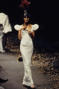 Givenchy Fall 1996, Givenchy Aesthetic, Hubert Givenchy, Givenchy Haute Couture, 90s Minimalism, Gorgeous Images, Givenchy Couture, Shalom Harlow