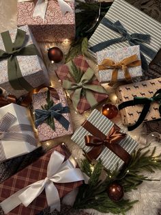 many wrapped presents are sitting on the floor