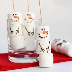 Marshmallow Snowman, Edible Crafts, Hot Chocolate Bars, Christmas Party Food, Christmas Goodies, Holiday Treats