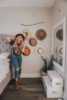 DIY hat organizer – Busy Being Blake Hat Organizer, Diy Outfits, Hanging Hats, Looks Country, Camper Ideas