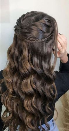 Parade Hairstyles, Court Hairstyles, Hair Ideas For Homecoming, Hairstyles For The Summer, Quince Court, Homecoming Hair Ideas, Formal Hairstyles For Long Hair, Prom Hair Down