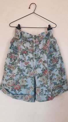 "Waist: stretches between 27\"-28\" Rise: 14.5\" Hips:up to 44\" Inseam:5.5\" These lightweight floral chambray shirts are the original paper bag 90's shorts with a super high rise and elastic waist with a front pockets and a loose fit. They pair perfectly with a slinky lace cami and are the summer shorts of your childhood dreams 💕(10)" Cotton Floral Print Shorts For Spring, Bohemian Shorts For Spring, Spring Bohemian Shorts, Vintage High-waisted Jean Shorts For Spring, Bohemian Floral Print Short Bottoms, Bohemian Style Floral Print Short Bottoms, Relaxed Fit Floral Print Shorts For Spring, Bohemian Shorts With Elastic Waistband For Spring, Bohemian Spring Shorts With Elastic Waistband