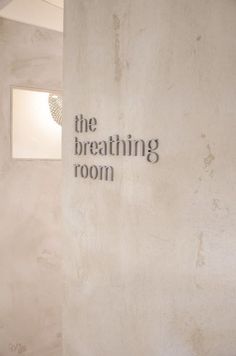 there is a sign on the wall that says the breathing room