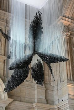 The Swarm chandelier by Zaha Hadid X Swarovski V&A Museum London Art Minimaliste, Sculpture Installation, Land Art, Pics Art, Art Plastique, Public Art, Art Abstrait, Art Moderne