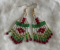 Pearly white with accents of green, red and gold. These earrings would be great for everyday or something fancy. Green Beaded Earrings, Seed Bead Projects, Beaded Ornaments, Red And Gold, Seed Bead, White Green, Beaded Earrings, Seed Beads, Jewelry Earrings Dangle