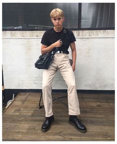 Courderoy Pants Outfits, Chunky Boots Men, Xl Mens Fashion, Courderoy Pants, Dr Martens Outfit, Simple Summer Outfits, Look Retro