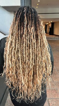 Goddess Faux Locs Blonde And Brown, Highlighted Faux Locs, Honey Blond Faux Locs, Ombre Boho Locs, Locs Boho Hairstyles, Blonde Boho Locs Black Women, Blonde Boho Faux Locs, Ombre Goddess Locs, Goddess Locs With Color