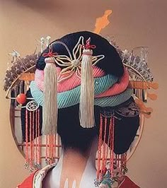 Tayuu (highest level of Geisha) -- an ornate hairstyle (back view) Geisha Hair, Turning Japanese, Asian Inspiration, Japanese People