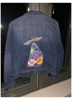 Paint Jacket Ideas, Painted Demin Jackets, Hand Painted Jacket Denim, Jacket Diy Ideas, Jacket Painting Ideas, Hand Painted Denim Jacket Art, Painted Jacket Ideas, Denim Painting Ideas, Painting On Clothes Ideas