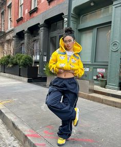 Freestyle Outfit Women, Hype Beast Outfits Women, Rapper Style Outfits, Streetwear Fashion Black, Pakaian Hipster, Track Pants Outfit, Casual Oufits, Street Style Outfits Casual, Outfit School