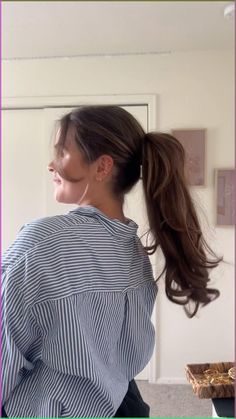 Layered Hair Ponytail, Ponytail Hairstyles Side Part, Semi Kalbo, Hairstyles Side Part, Messy Ponytail Hairstyles, Layered Curly Haircuts, Pretty Ponytails, Voluminous Ponytail, Chic Ponytail