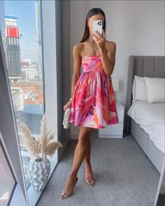 Summer Lunch Outfit, Feminine Aesthetic Outfits, Sundress Outfit, Lunch Outfit, Casual Chic Spring, Summer Day Dresses, Elegant Mini Dress, Spring Break Outfit, Summer Lunch