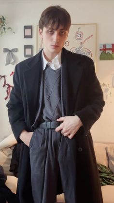 Victorian Man Outfit, Vampire Guy Aesthetic, Modern Vampire Outfit Men, Dark Academia Male Outfit, Male Librarian, Dark Academia Mens Fashion, Thomas Tapy, Dark Academia Male, Dark Academia Outfit Men