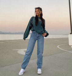 Outfits With No Ripped Jeans, Jeans Ideas For Women, London Aesthetic Clothes, Straight Leg Jeans Outfits Spring, Cute Winter Outfits With Jeans, Fall Simple Outfits, How To Style Straight Leg Jeans, Outfit Inspo Colorful, Summer Work Style