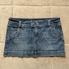 Y2K 2000s Light Wash Denim American Eagle Mini Skirt #y2k #y2kfashion #2000s #2000sfashion #Skirt #denim #depop #summer #summer2023 #denimskirt Denim Mini Skirt Y2k, 2000s Skirt, Y2k Bottoms, Queen Style, Y2k Mini Skirt, Y2k Skirts, Y2k Skirt, Skirt Y2k, Skirt Denim