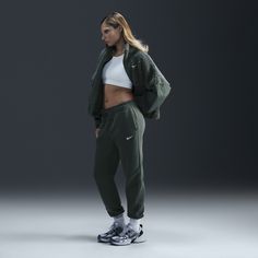 Rise up and transform your wardrobe with strong cozy vibes. Made with midweight brushed fleece that feels extra soft on the inside and smooth on the outside, these sweats help you stay cozy while offering a structured shape. A tapered fit finishes with a cinch at the ankles that helps you show off your favorite kicks. Nike Athleisure Tracksuit For Streetwear, Sporty Fleece Pants, Sporty Cozy Fit Sweats For Jogging, Sportswear Fleece Tracksuit With Elastic Waistband, Nike Sportswear Bottoms For Fall, Fleece Tracksuit With Elastic Waistband In Sportswear Style, Fleece Tracksuit With Elastic Waistband, Comfortable Nike Activewear For Sports, Winter Fleece Activewear Pants