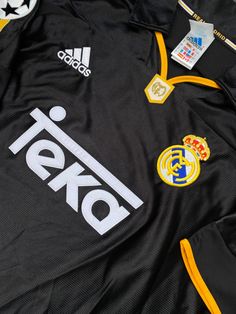 Jersey kit camiseta Real Madrid madridista Santiago Bernabéu Raúl cr7 Benzema Morientes figo Beckham Ronaldo Vintage Real Madrid, Real Mardid, Real Madrid Kit, Jersey Real Madrid, Soccer Pictures, Soccer Shirts